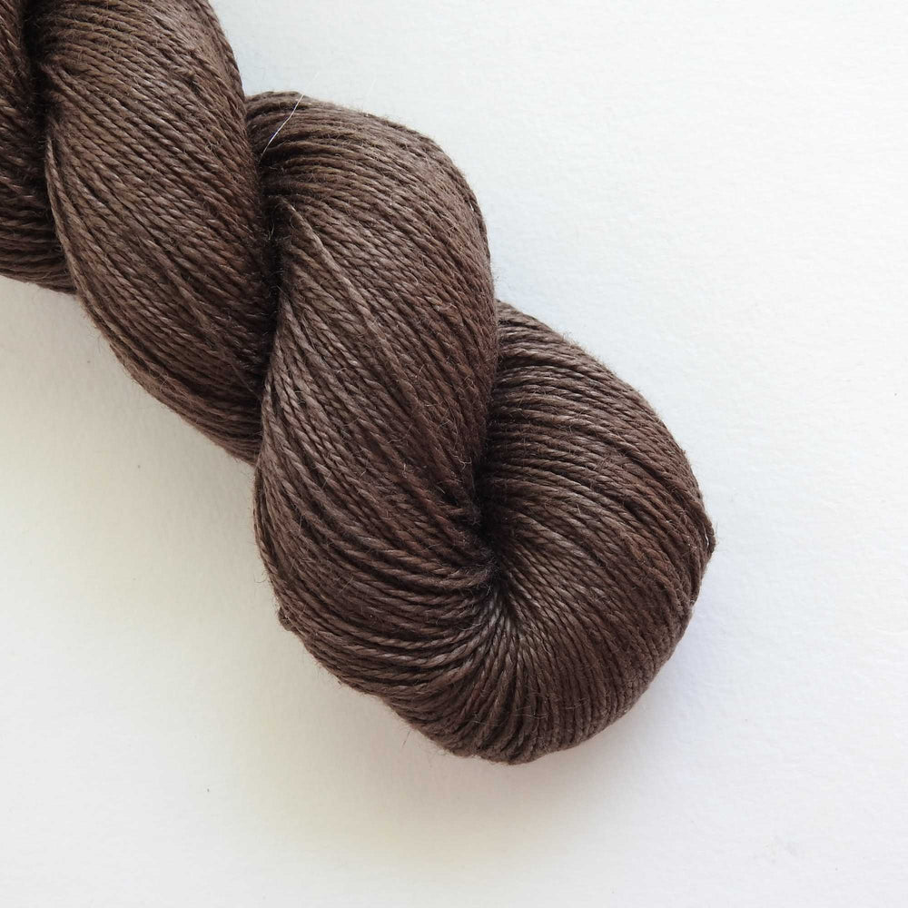 
                      
                        skein of linen yarn in chocolate. Linen yarn for knitting, weaving, crochet. Natural vegan yarn for summer, baby, socks.
                      
                    