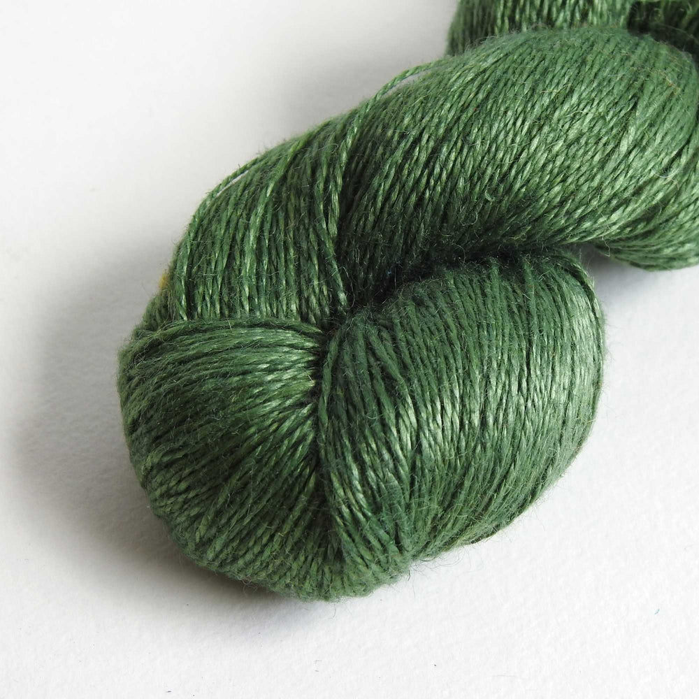 
                  
                    skein of linen yarn in emerald. Linen yarn for knitting, weaving, crochet. Natural vegan yarn for summer, baby, socks.
                  
                