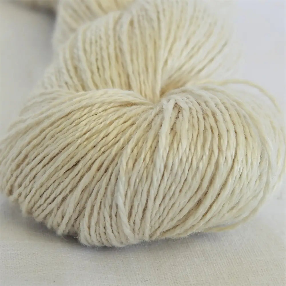 
                  
                    skein of linen yarn in magnolia. Linen yarn for knitting, weaving, crochet. Natural vegan yarn for summer, baby, socks.
                  
                
